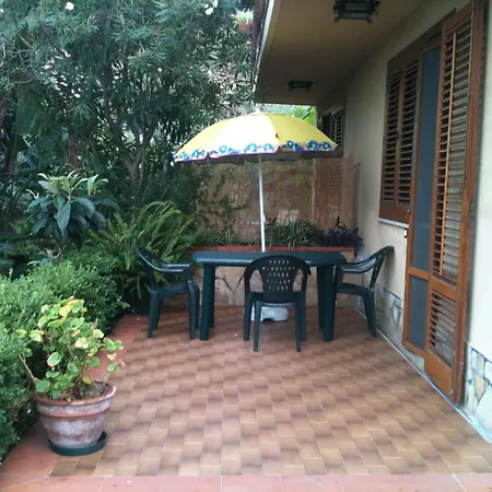 Stanza Con Bagno E Cucina In Comune In Giardino チェファル